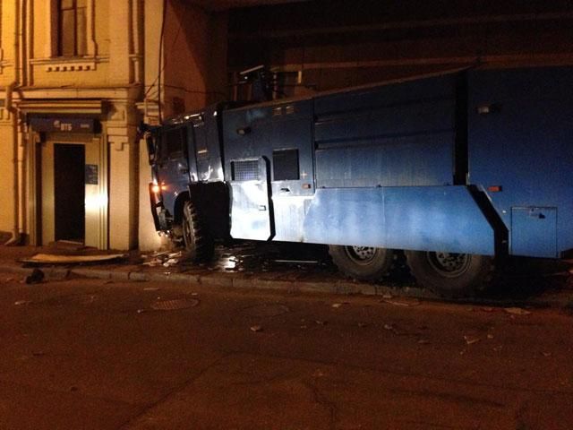 Активісти погрожують застосувати водомет для штурму Межигір’я Активісти погрожують застосувати водомет для штурму Межигір’я