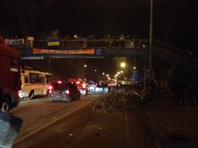 Под Киевом "беркутовцы" открыли огонь по людям (Фото) Под Киевом "беркутовцы" открыли огонь по людям (Фото)