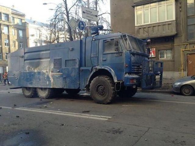 На Майдане появился водомет - его привезли протестующие