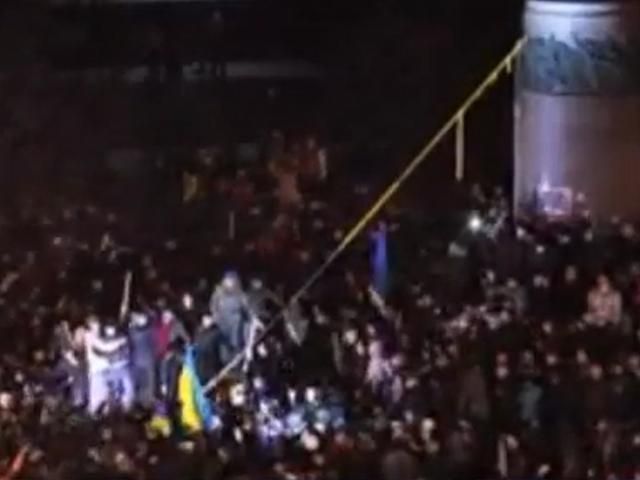 У Дніпропетровську скинули пам’ятник Леніну У Дніпропетровську скинули пам’ятник Леніну