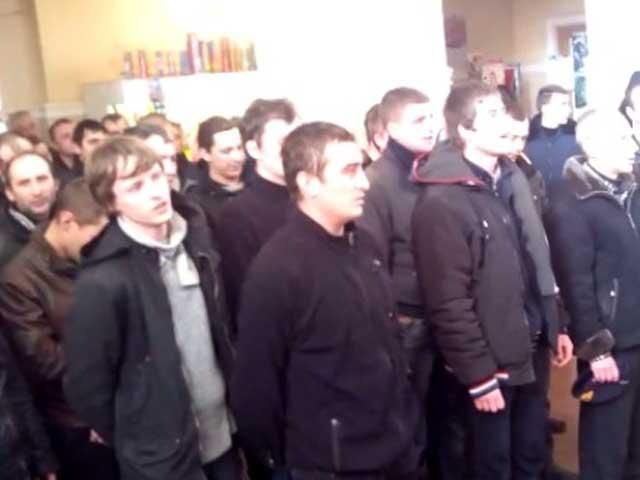 "Титушек" заставили петь Гимн Украины (Видео) "Титушек" заставили петь Гимн Украины (Видео)