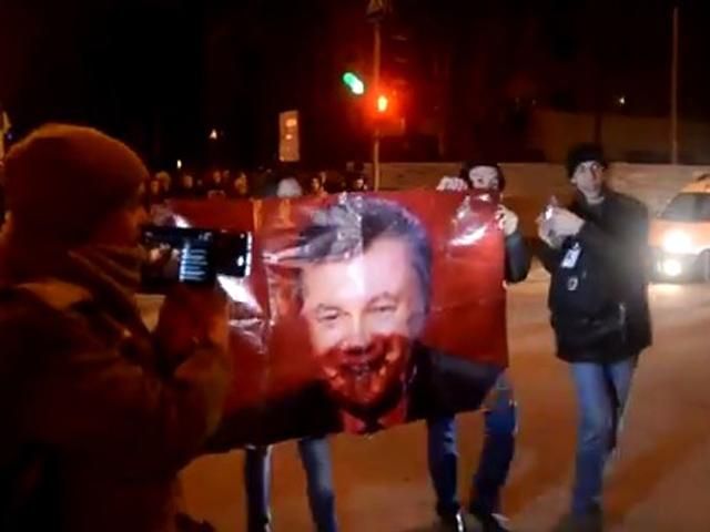 У Запоріжжі теж пройшлася кількатисячна хода з вимогою відставки Януковича (Відео)
