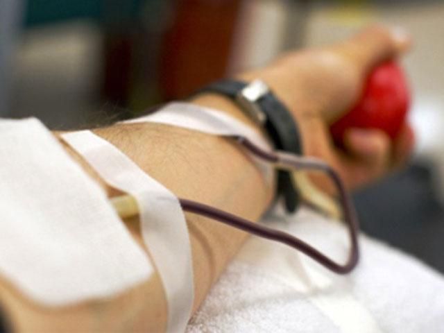 Військові з Рівного здають кров для поранених на Майдані Військові з Рівного здають кров для поранених на Майдані