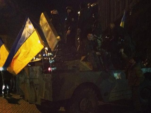 Під КМДА стоїть БТР протестувальників Під КМДА стоїть БТР протестувальників