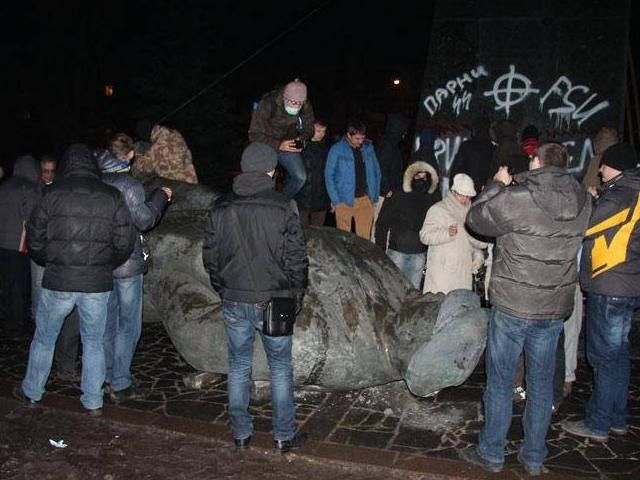 Мінус ще один Ленін: пам’ятник вождю пролетаріату скинули у Чернігові (Фото, Відео)