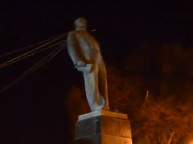 В Полтаве упасть Ленину помог КамАЗ (Видео)