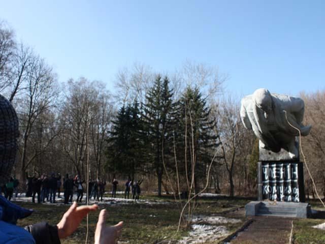 За дві доби впало 25 пам’ятників Леніну (Фото) За дві доби впало 25 пам’ятників Леніну (Фото)