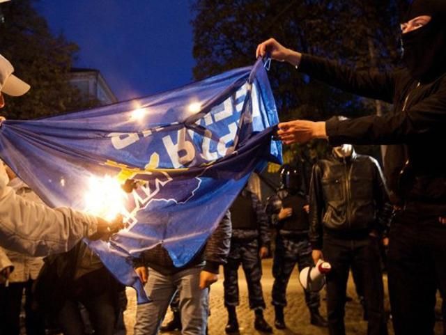 "Правый сектор" всеми доступными средствами призывает ликвидировать Партию регионов и КПУ "Правый сектор" всеми доступными средствами призывает ликвидировать Партию регионов и КПУ