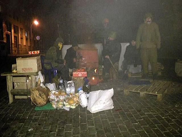 Самооборона взяла урядовий квартал під свою охорону Самооборона взяла урядовий квартал під свою охорону