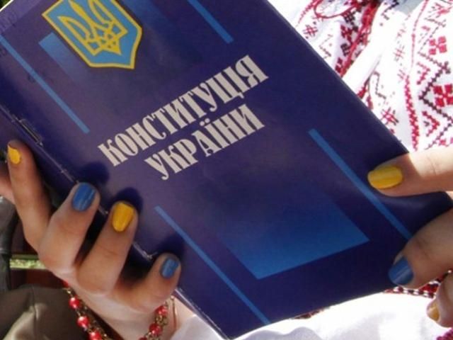 Нардепи відновили дію Конституції 2004 року без підпису Януковича Нардепи відновили дію Конституції 2004 року без підпису Януковича