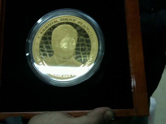 В гаражі у Межигір'ї знайшли ікони 17-го століття, медалі й раритетне авто (Фото) В гаражі у Межигір'ї знайшли ікони 17-го століття, медалі й раритетне авто (Фото)