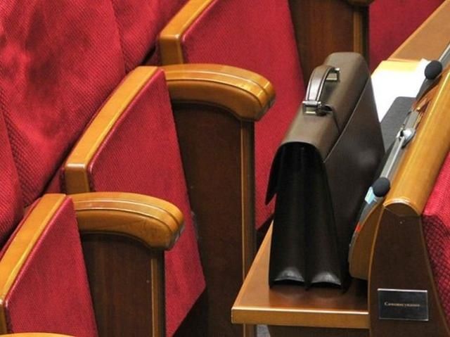 Нардепы снова вернутся к работе в Раде через два часа Нардепы снова вернутся к работе в Раде через два часа