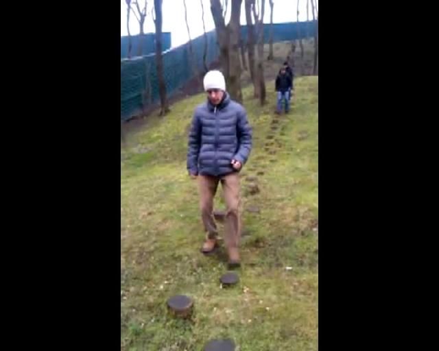 По стопам президента: люди пробежались в Межигорье по знаменитым пенькам По стопам президента: люди пробежались в Межигорье по знаменитым пенькам