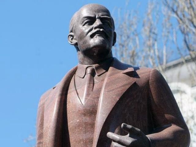 Памятник Ленину уничтожили в Одесской области и в Запорожье