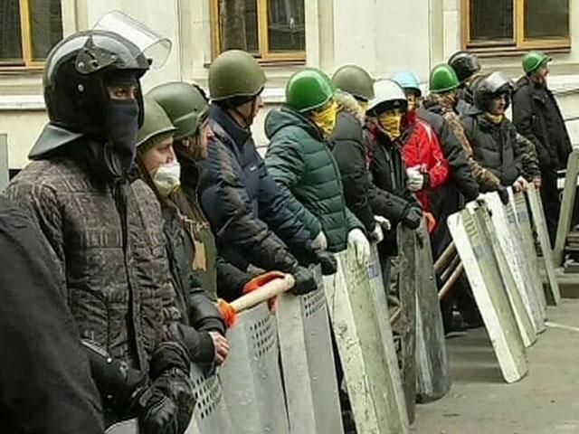 Майданівці охороняють АП, оглядають Межигір'я та вшановують загиблих (Відео)