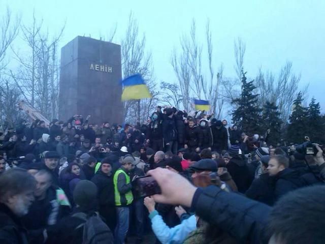 В Николаеве повалили Ленина (Фото)