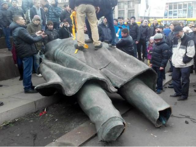 У Дніпродзержинську також повалили Леніна У Дніпродзержинську також повалили Леніна