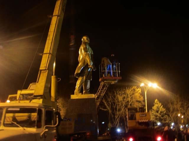 Последний сумской Ленин упал, из него сделают памятник Героям Майдана Последний сумской Ленин упал, из него сделают памятник Героям Майдана