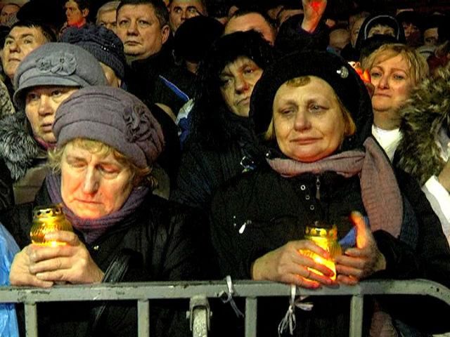 Траурний Майдан: плакали жінки і чоловіки, дощем плакав Київ