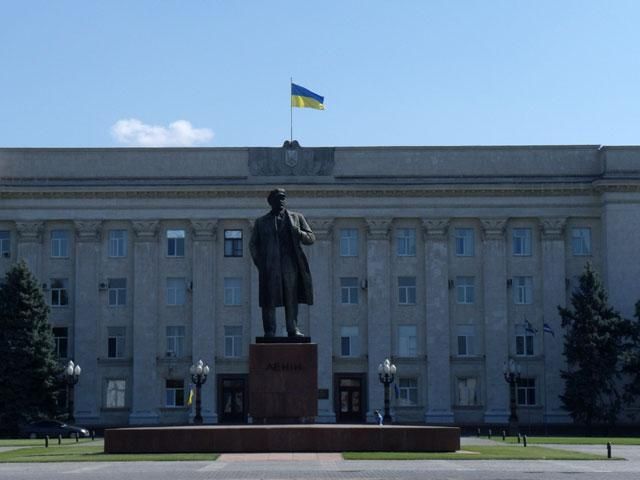 У Херсоні теж повалили Леніна (Відео) У Херсоні теж повалили Леніна (Відео)