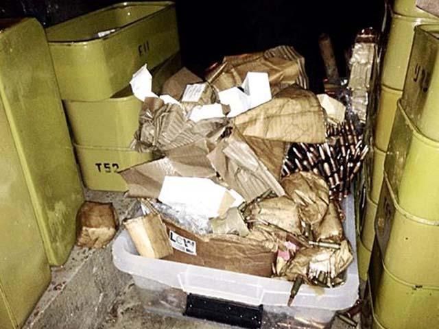 В Межигорье со дна залива подняли арсенал оружия (Видео) В Межигорье со дна залива подняли арсенал оружия (Видео)