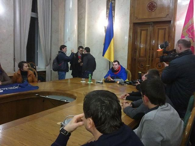 Протестующие зашли в кабинет Добкина