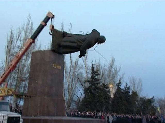 Ленинопад. За последние несколько дней упали более 30 памятников Ильичу
