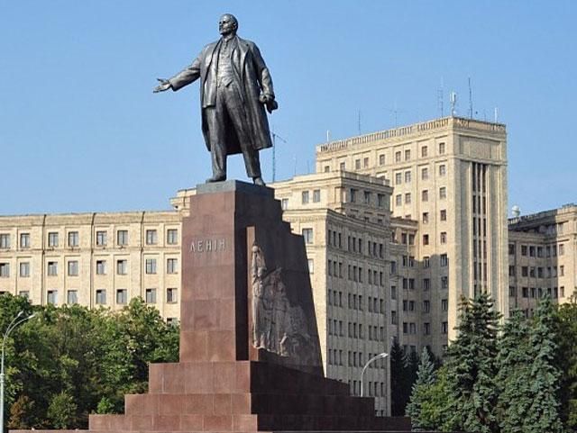 Харків: 150 людей забарикадувалося в ОДА, “тітушки” охороняють Леніна Харків: 150 людей забарикадувалося в ОДА, “тітушки” охороняють Леніна