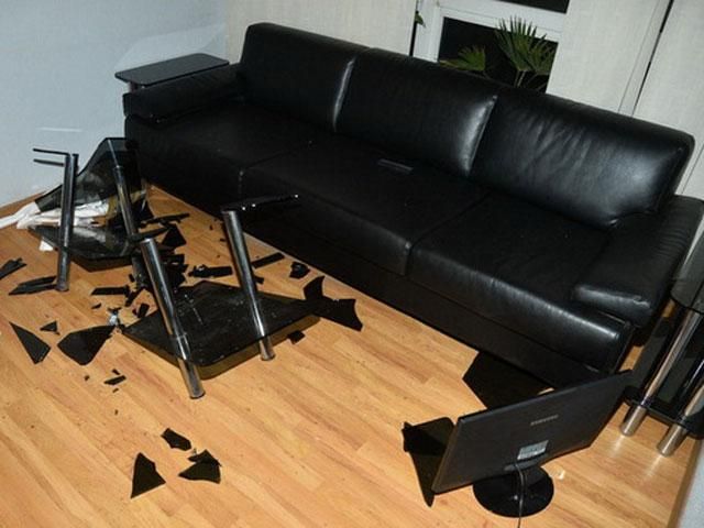 В Киеве разгромили офис КПУ (Фото) В Киеве разгромили офис КПУ (Фото)