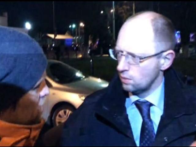 Самооборона зупинила кортеж Яценюка, щоб нагадати хто зробив революцію Самооборона зупинила кортеж Яценюка, щоб нагадати хто зробив революцію