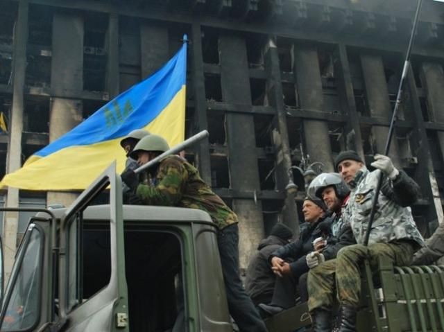 На Майдані без інцидентів зустріли ранок, до Межигір'я люди приходили всю ніч На Майдані без інцидентів зустріли ранок, до Межигір'я люди приходили всю ніч