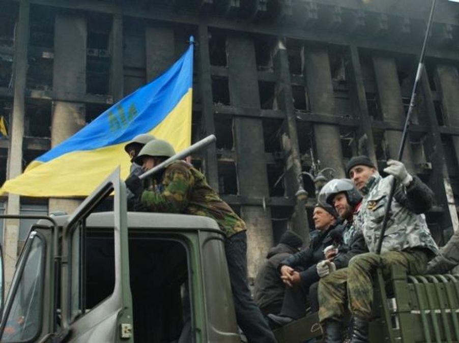 На Майдане без инцидентов встретили утро, в Межигорье люди приходили всю ночь На Майдане без инцидентов встретили утро, в Межигорье люди приходили всю ночь