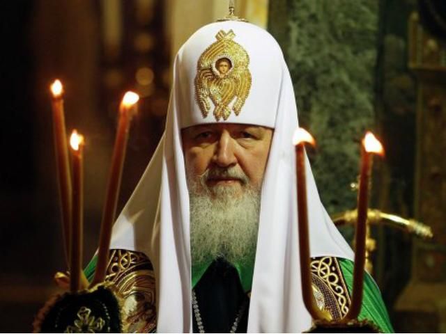 Патріарх Кирило на колінах молився за Україну 