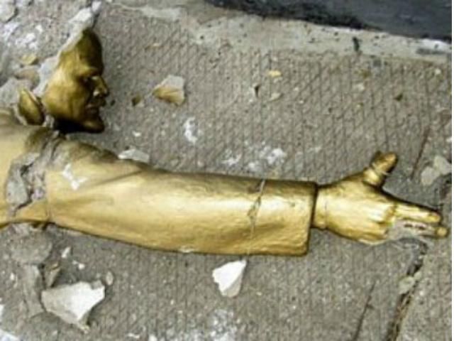 На Кіровоградщині зруйнували 8 пам'ятників Леніну На Кіровоградщині зруйнували 8 пам'ятників Леніну