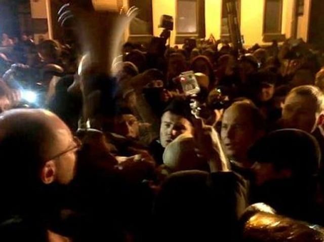 Шуфрич поблагодарил оппозиционеров и Вакарчука, которые спасли его от митингующих