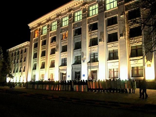 Нічну сесію у Луганську охороняли солдати і "гвардійці" Нічну сесію у Луганську охороняли солдати і "гвардійці"