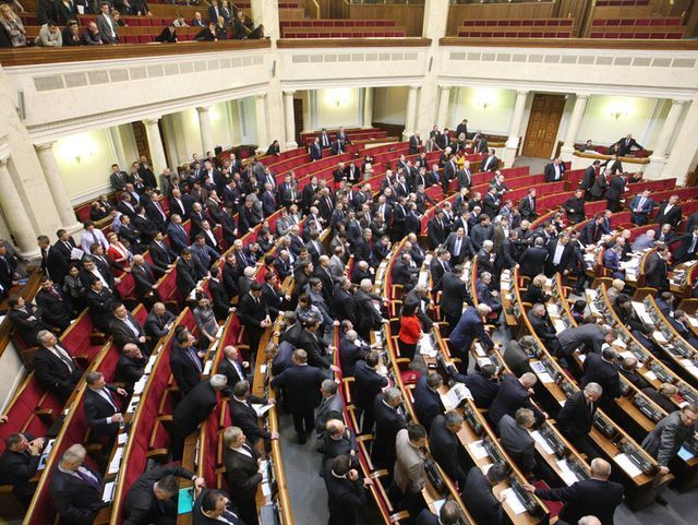 Рада отменила изменения в закон, которые восстанавливали положения Конституции-96