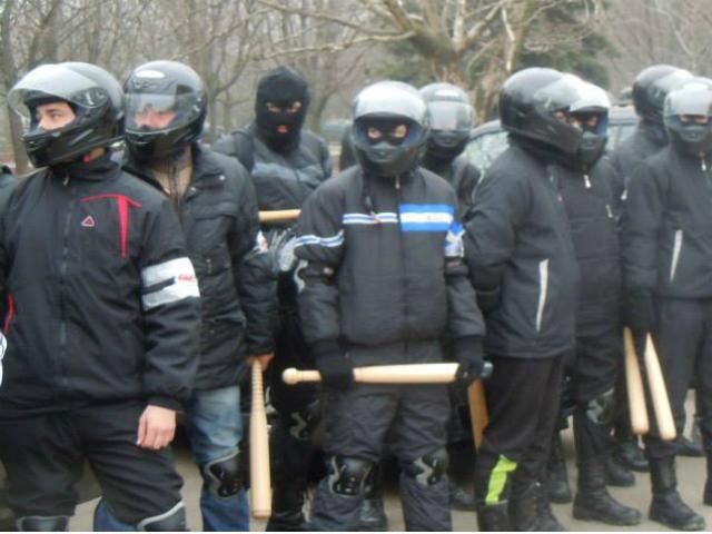 У луганській школі розмістилися "тітушки" У луганській школі розмістилися "тітушки"