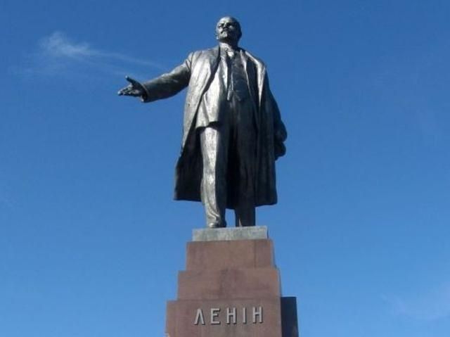 Ленинопад в Украине: в Харькове продолжаются столкновения из-за памятника вождю