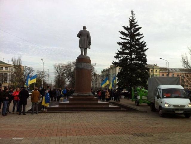 В Донецке около 1500 молодых людей с дубинками "защищают ОГА от фашистов"