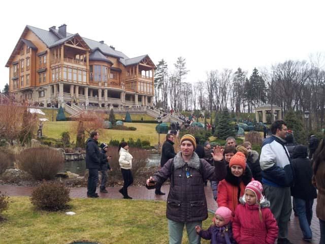 Макеєнко відкрив маршрут від станції метро "Героїв Дніпра" до резиденції Межигір'я Макеєнко відкрив маршрут від станції метро "Героїв Дніпра" до резиденції Межигір'я