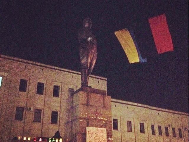 В Кировограде демонтируют памятник Кирову В Кировограде демонтируют памятник Кирову