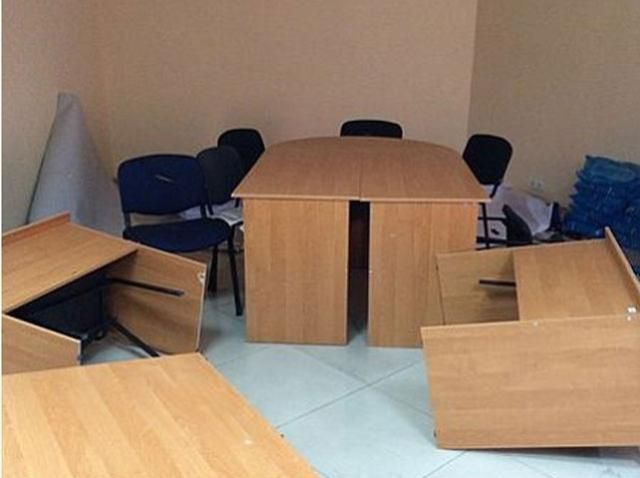 У центрі Донецька невідомі розтрощили офіс УДАРу У центрі Донецька невідомі розтрощили офіс УДАРу