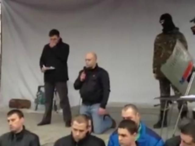 У Луцьку "беркутівці" вибачалися перед людьми на колінах У Луцьку "беркутівці" вибачалися перед людьми на колінах