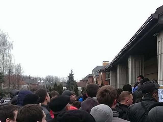 Из-за мародерства ночью в Межигорье не пустят (Дополнено) Из-за мародерства ночью в Межигорье не пустят (Дополнено)