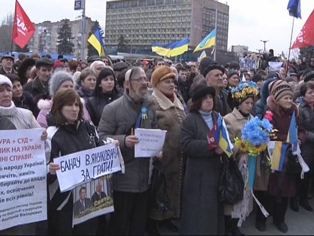 В Запоріжжі тисячі людей вшанували героїв "небесної сотні"