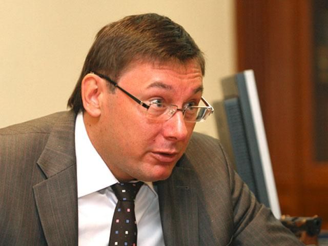 Чорноморський флот Росії виставив БТРи на в’їзді в Севастополь, — Луценко Чорноморський флот Росії виставив БТРи на в’їзді в Севастополь, — Луценко