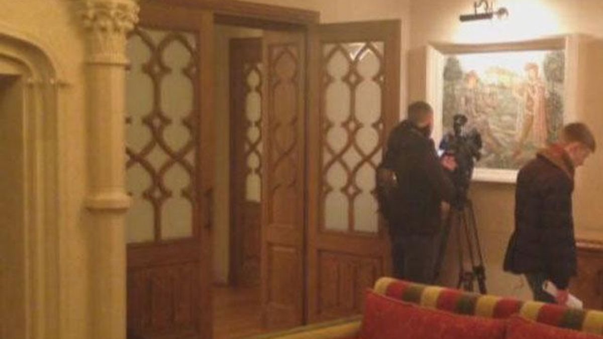 Эксклюзивные кадры из деревянного домика Януковича