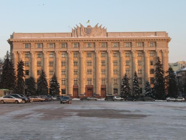 Харківські активісти, заблоковані "тітушками" в приміщенні ОДА, просять про допомогу Харківські активісти, заблоковані "тітушками" в приміщенні ОДА, просять про допомогу