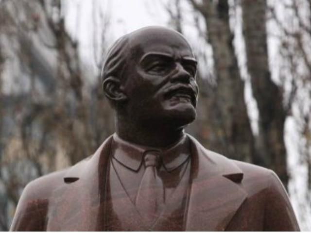 У Криму зруйнували Леніна 